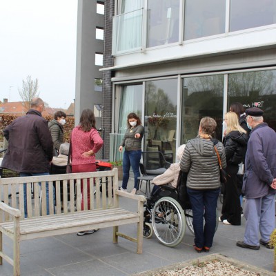 Het beweegteam bij de petanquebaan over bewegen in huis