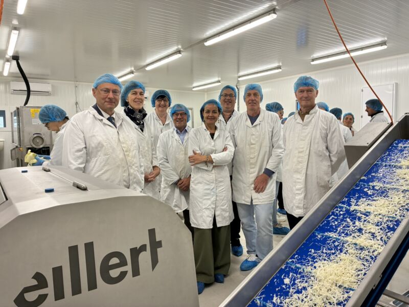 Directeur Dirk Lips en Stefan Borry in aanwezigheid van partners van De Lochting bij de nieuwe was-en snijstraat