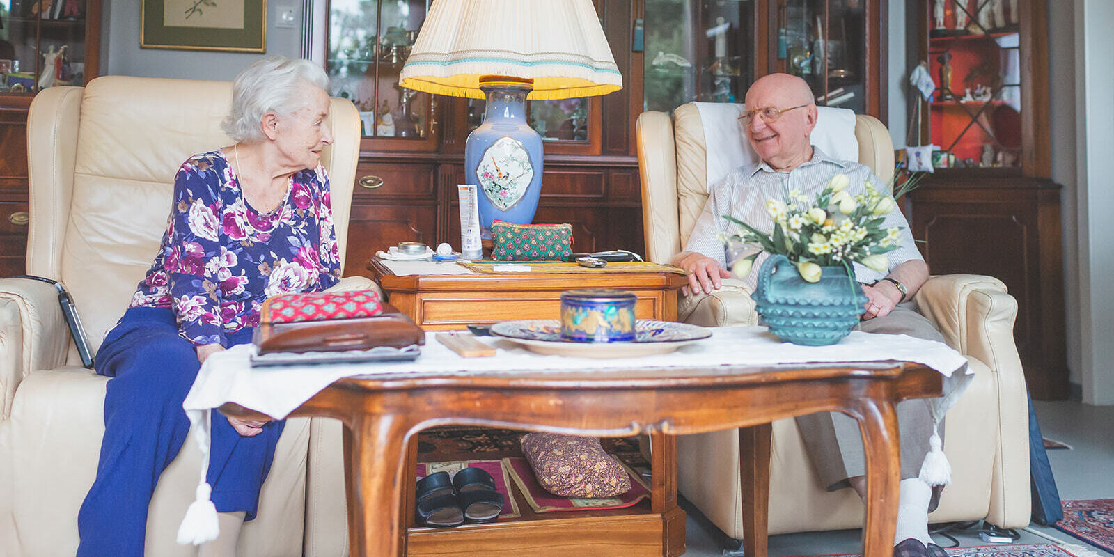 koppel aan het praten in zetel zicht frontaal