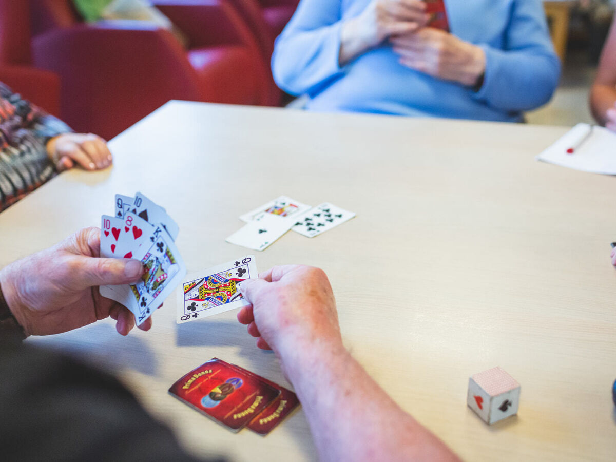 close-up van kaartspel groep zorgvragers