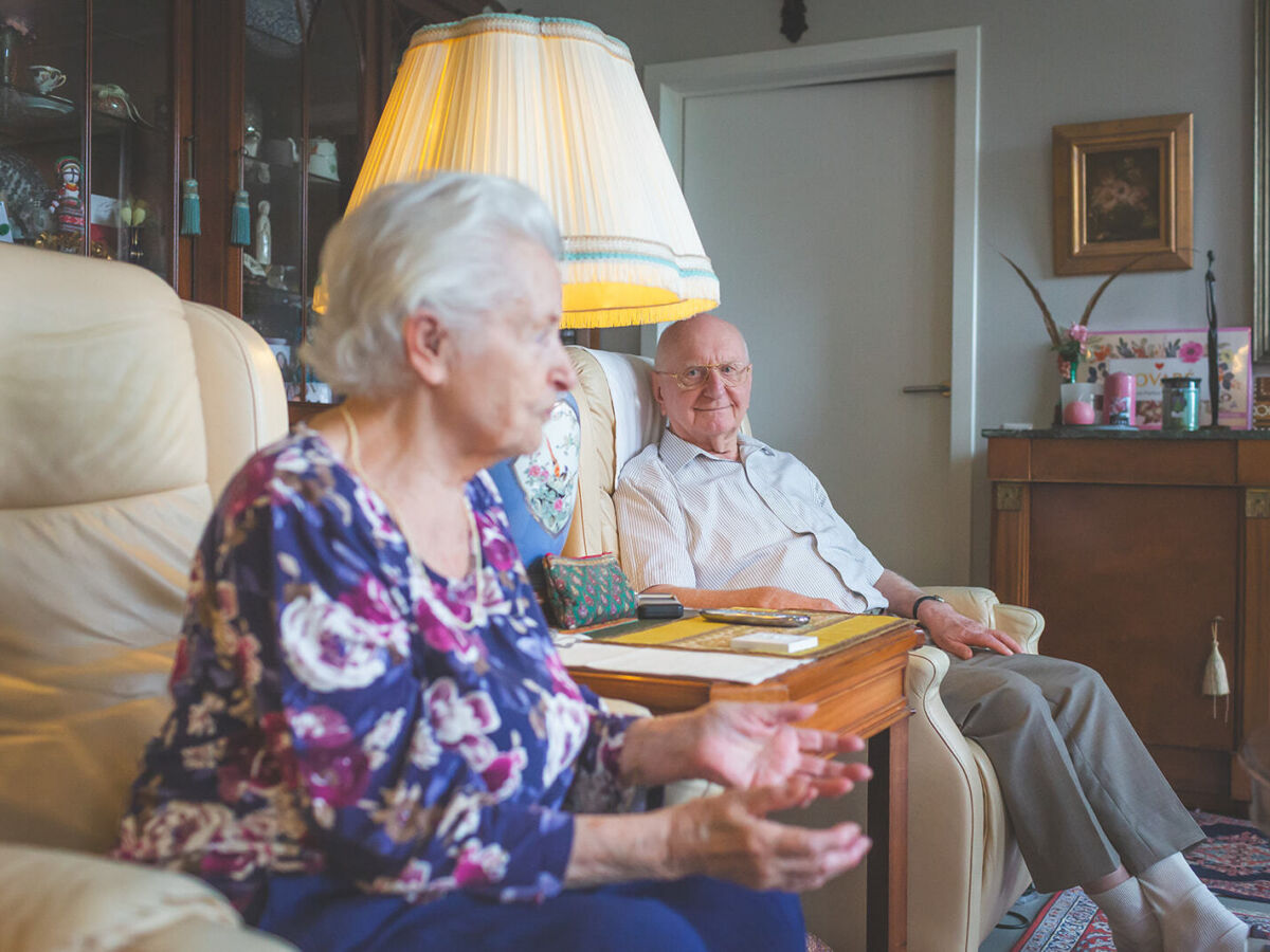 koppel aan het praten in de zetel zicht vanop de rug