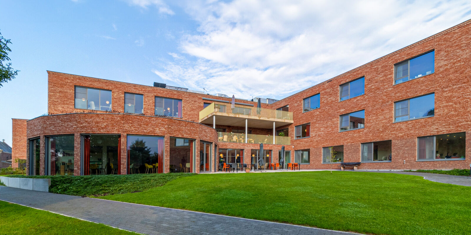 zijkant woonzorgcentrum Mariaburcht met terras