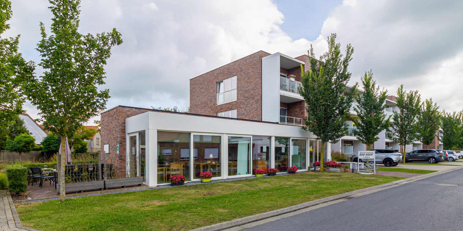 voorkant gebouw lokaal dienstencentrum Den Hoek