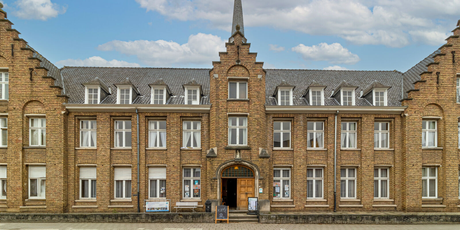 volledig gebouw ontmoetingscentrum De Torre