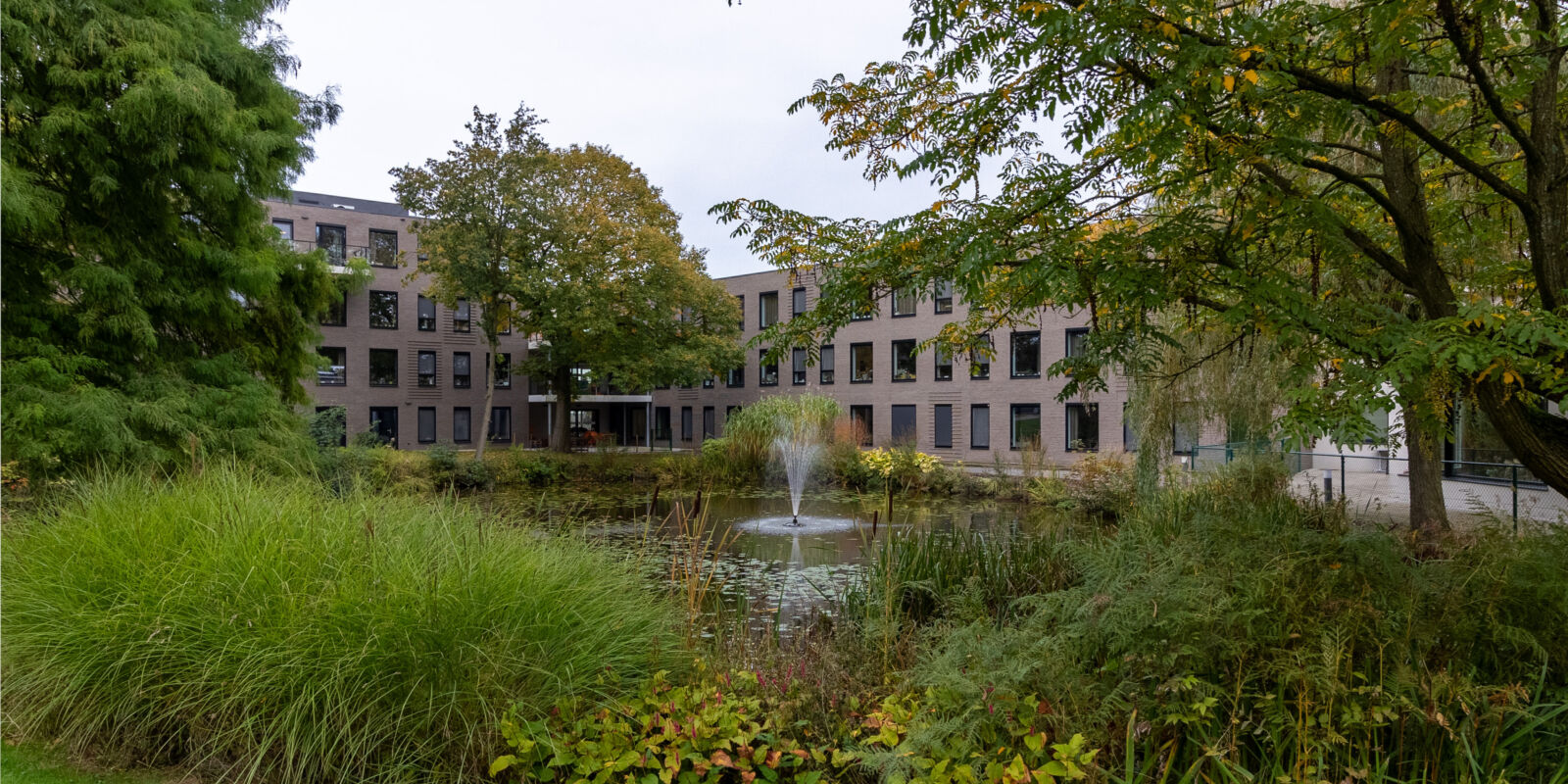 achterkant De Karmel met vijver en fontein